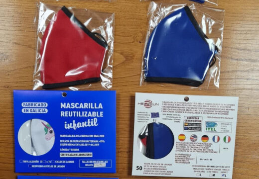 O Concello de Frades reparte dúas máscaras reutilizables entre todos os escolares do municipio